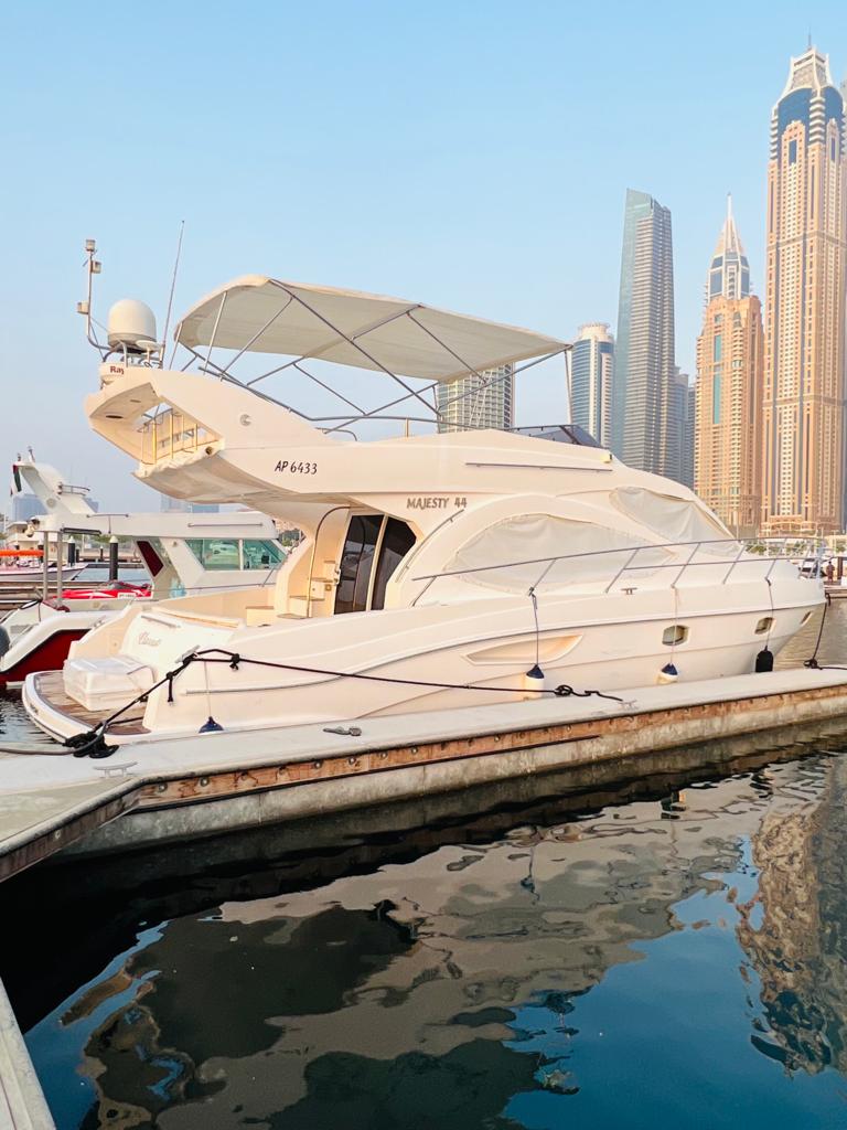 dubai boat tour starts from 400Aed